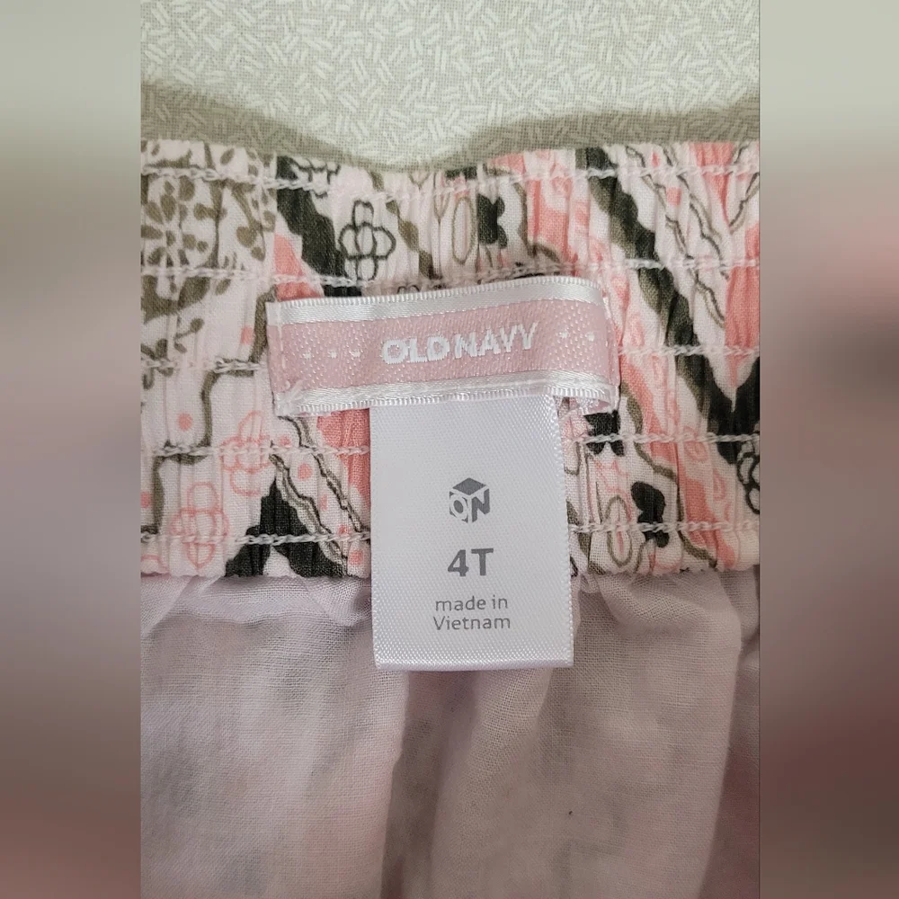 Old Navy Skirt girls size 4T chevron skirt with pockets, 100% Cotton.
